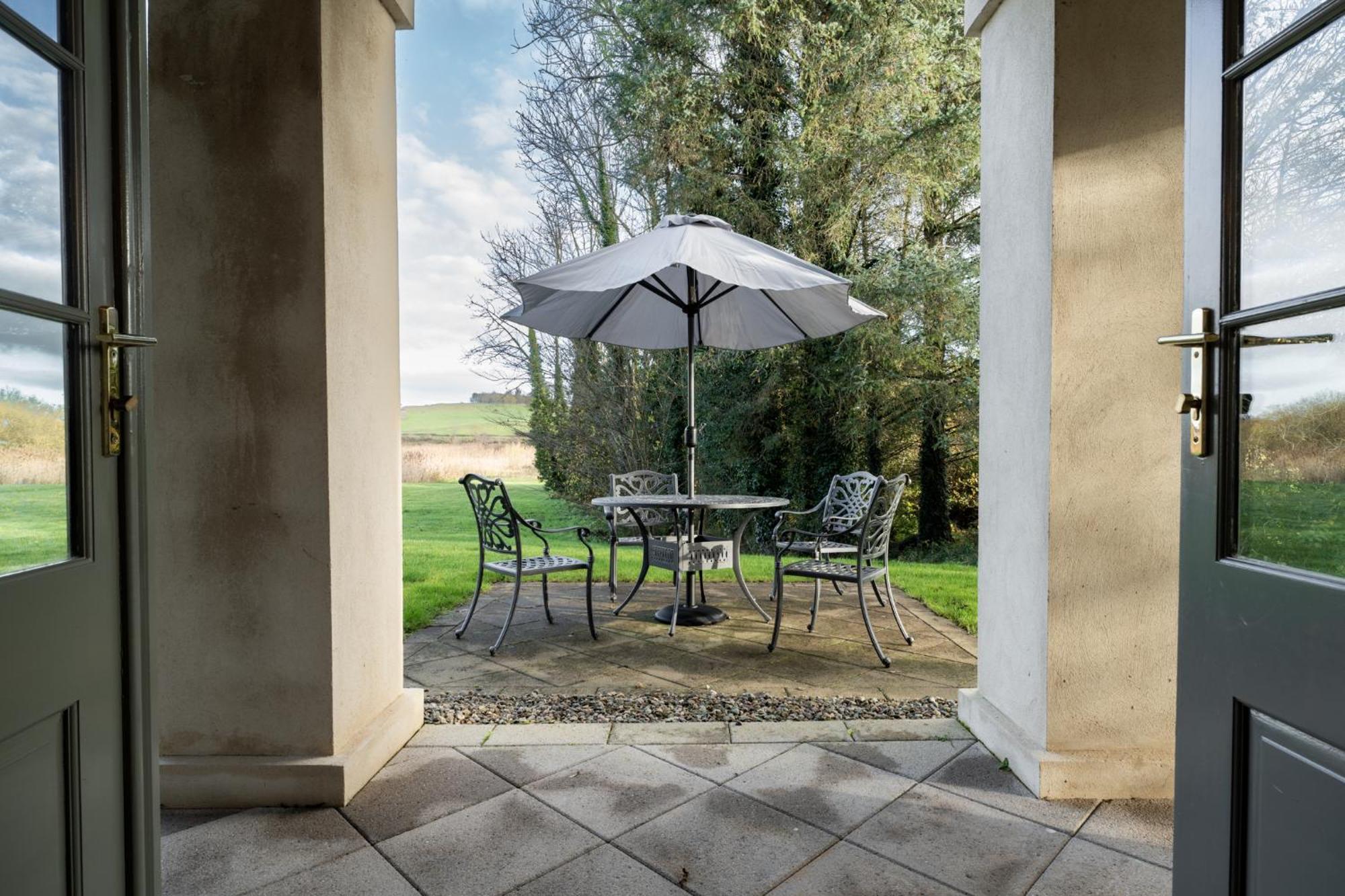 Escape Ordinary At Lough Erne Golf Village Enniskillen Exterior foto